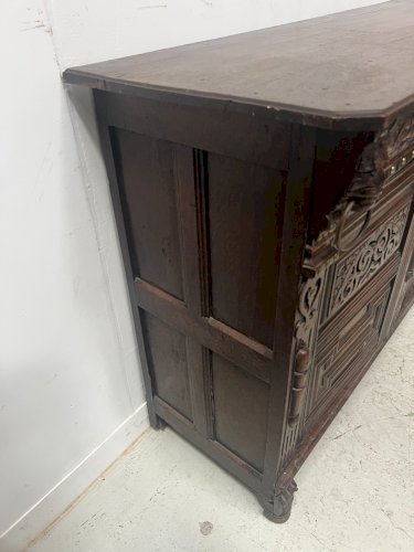 Buffet de style renaissance en chene massif XVIII siècle