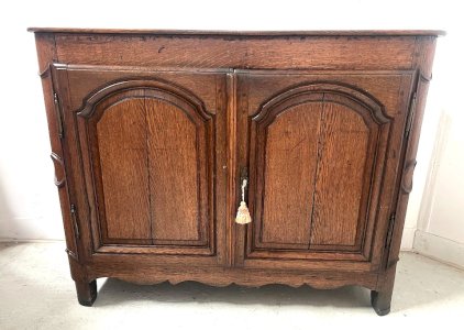 Buffet deux portes de style Louis XIV en chene massif XVIII siècle