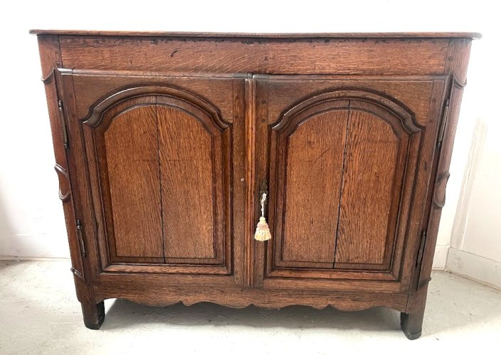 Buffet deux portes de style Louis XIV en chene massif XVIII siècle