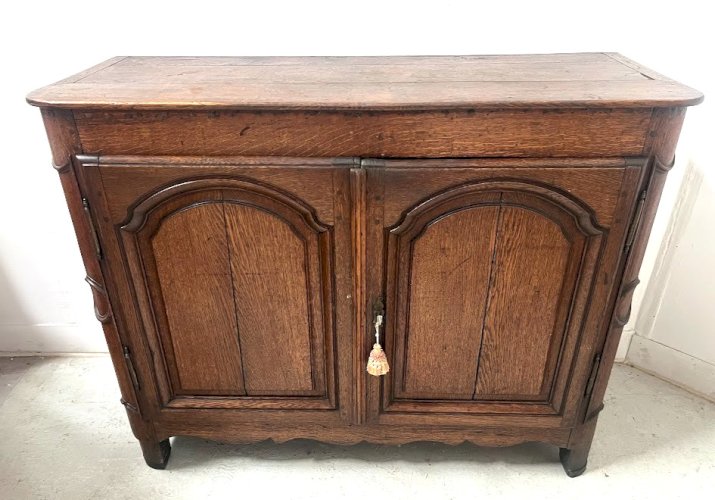 Buffet deux portes de style Louis XIV en chene massif XVIII siècle