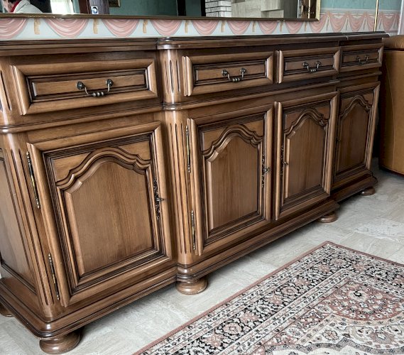Buffet style "Maintenon" en noyer massif et châtaignier massif