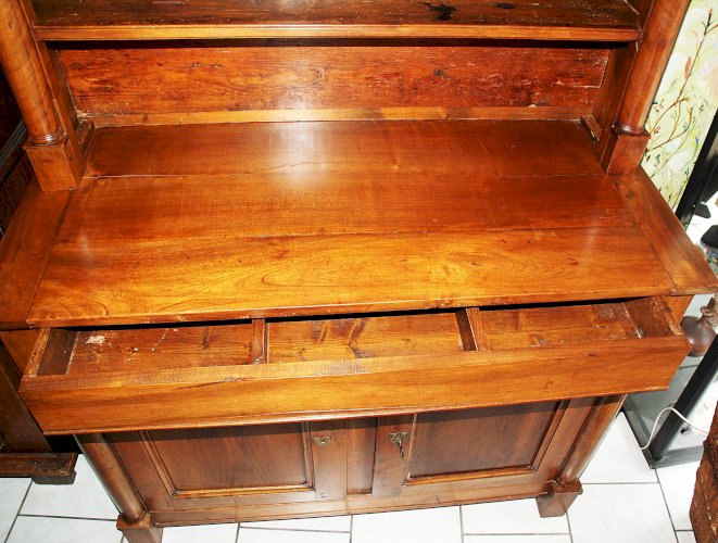 Buffet-Vaisselier à demi-colonnes en noyer , époque. Empire