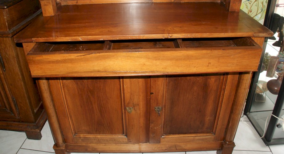 Buffet-Vaisselier à demi-colonnes en noyer , époque. Empire