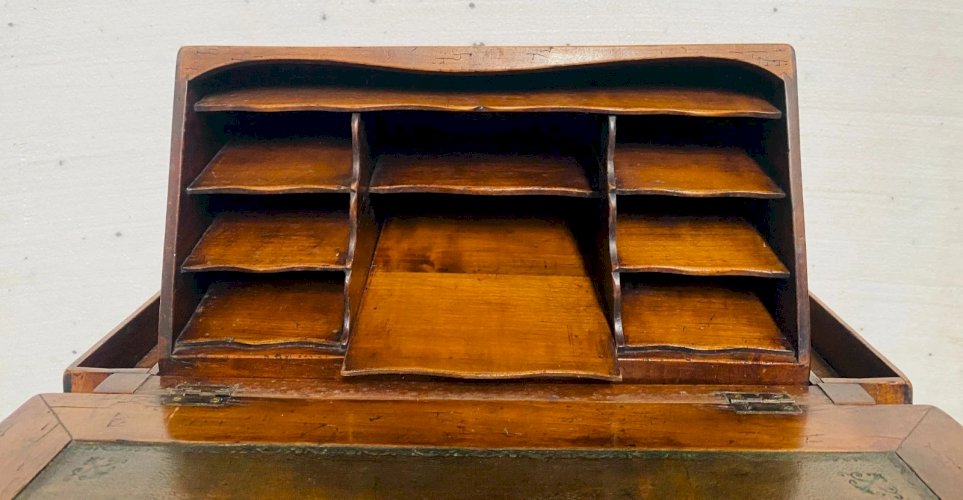 Bureau a culbute ou capucin à mécanisme en merisier massif . XIX siècle .