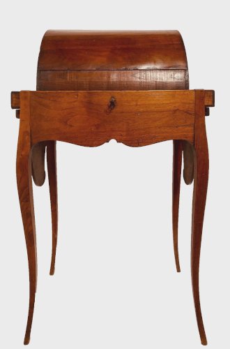 Bureau a culbute ou capucin à mécanisme en merisier massif . XIX siècle .