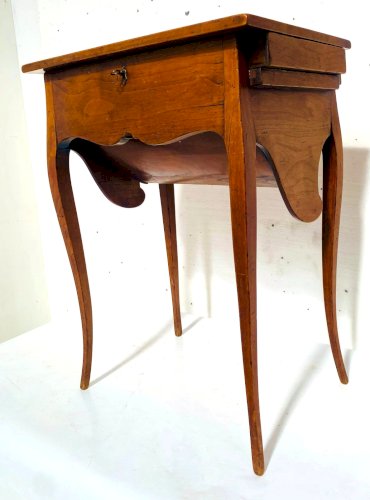 Bureau a culbute ou capucin à mécanisme en merisier massif . XIX siècle .