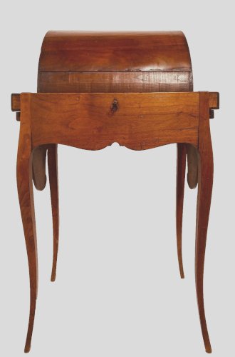Bureau a culbute ou capucin à mécanisme en merisier massif . XIX siècle .