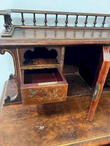 Bureau a gradins en bois décoré de pyrogravures XIX siècle