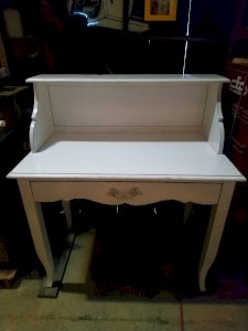 Bureau bois laqué blanc.