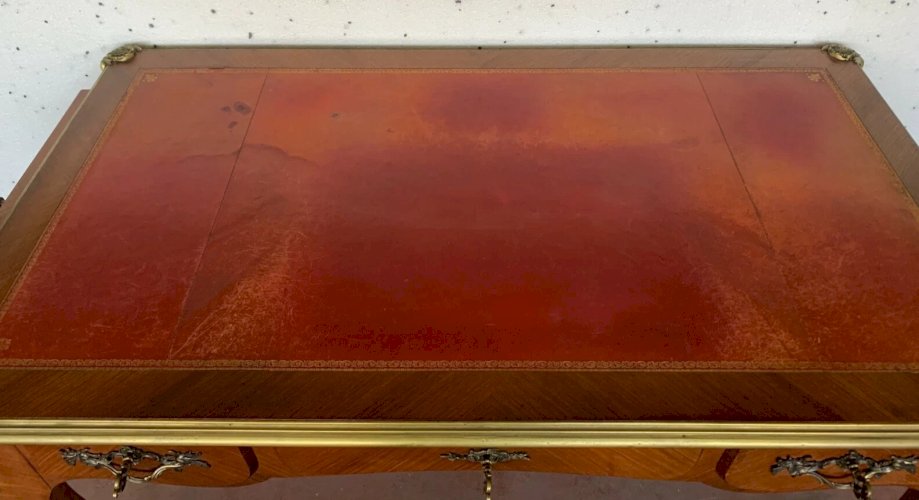 Bureau d'apparat de style Louis XV   Dessus de cuir rouge XX siècle