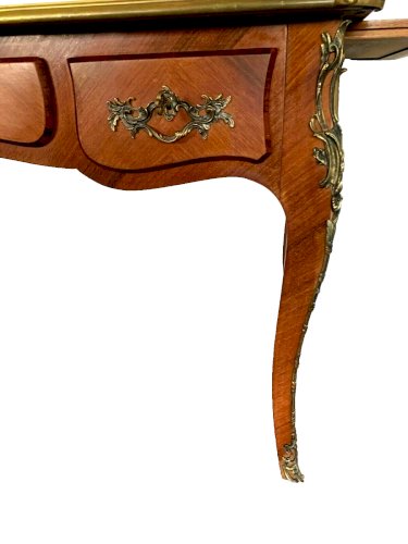 Bureau d'apparat de style Louis XV   Dessus de cuir rouge XX siècle