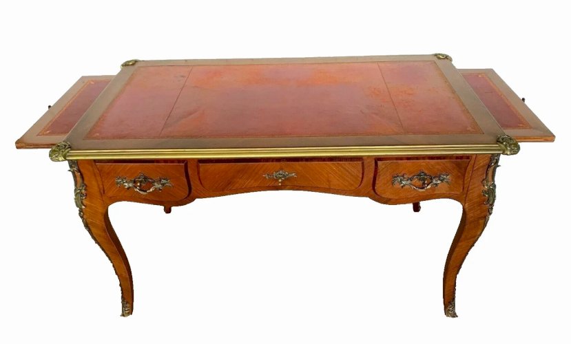 Bureau d'apparat de style Louis XV   Dessus de cuir rouge XX siècle