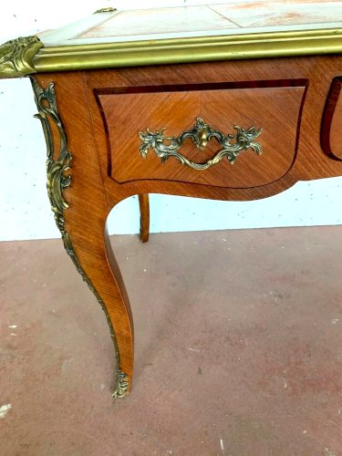 Bureau d'apparat de style Louis XV   Dessus de cuir rouge XX siècle