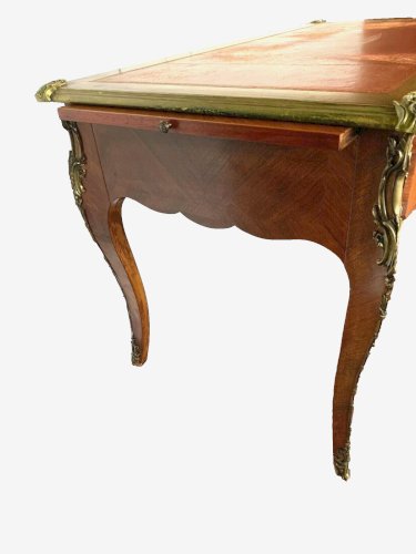 Bureau d'apparat de style Louis XV   Dessus de cuir rouge XX siècle