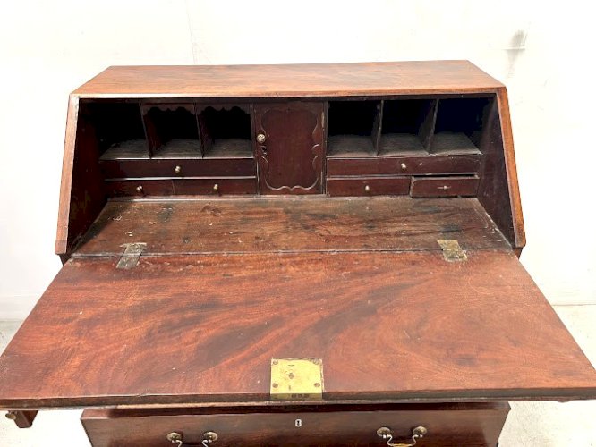 Bureau de pente de style Anglais en acajou et placage XIX siècle