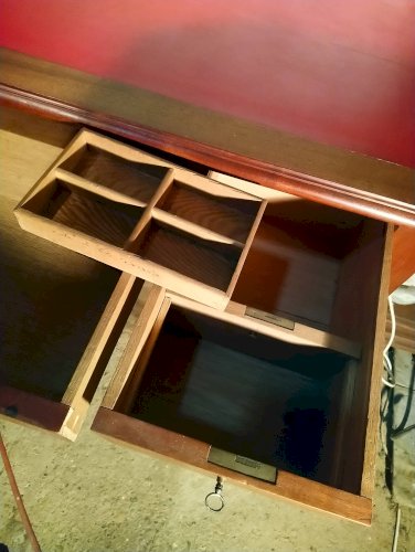 Bureau de style Louis Philippe en noyer.