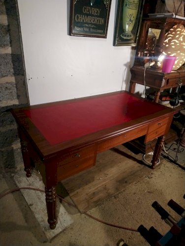 Bureau de style Louis Philippe en noyer.