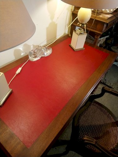 Bureau de style Louis Philippe en noyer.