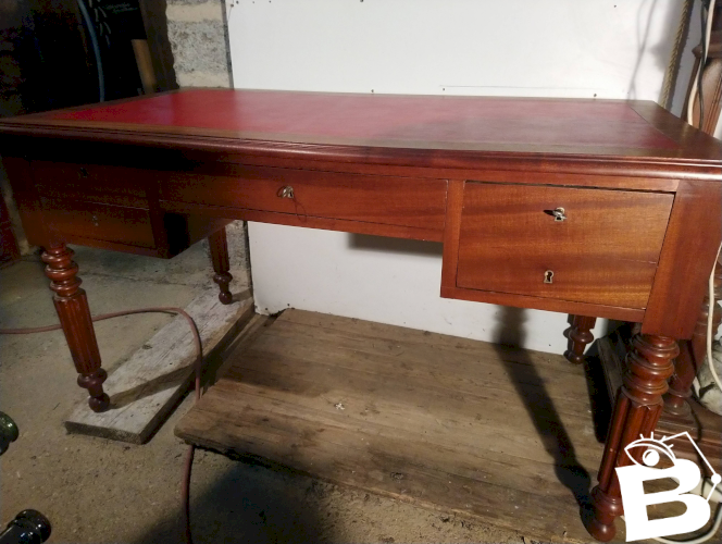 Bureau de style Louis Philippe en noyer.