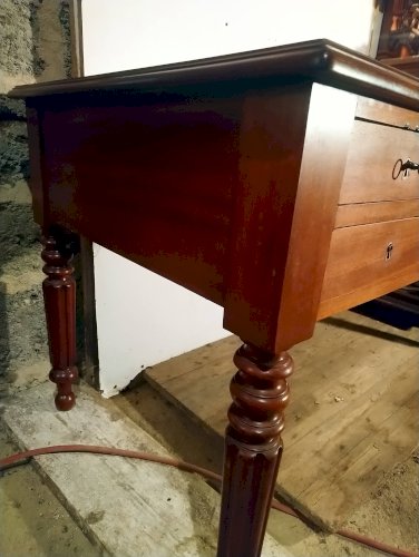 Bureau de style Louis Philippe en noyer.