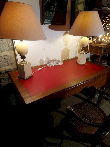 Bureau de style Louis Philippe en noyer.