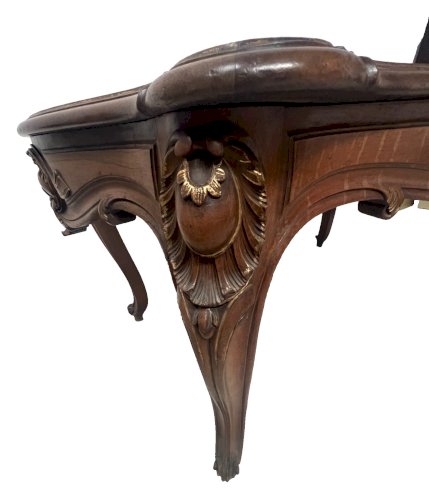 Bureau de style Louis XV en noyer massif XIX siècle