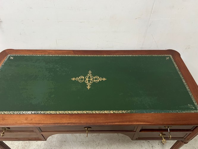 Bureau de style Louis XVI en acajou XX siècle
