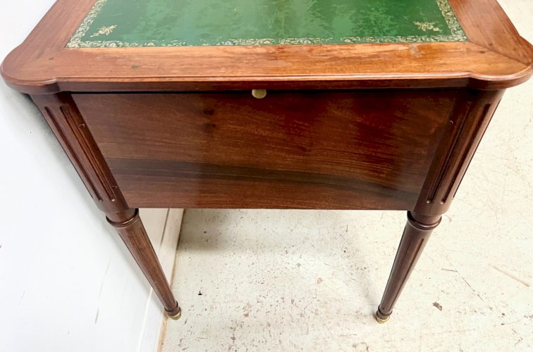 Bureau de style Louis XVI en acajou XX siècle