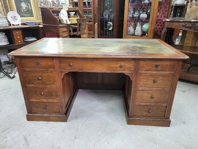 BUREAU PLAT A 9 TIROIRS EN NOYER PLATEAU CUIR