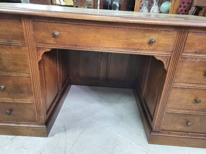 BUREAU PLAT A 9 TIROIRS EN NOYER PLATEAU CUIR