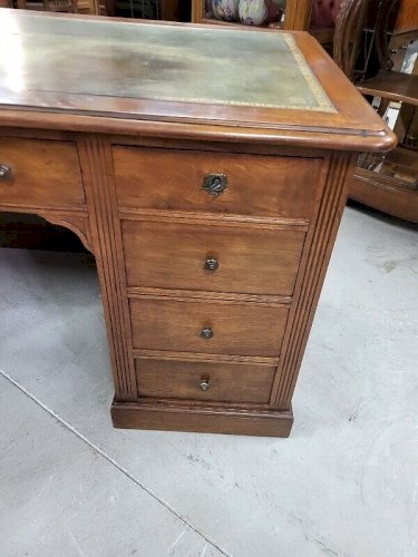 BUREAU PLAT A 9 TIROIRS EN NOYER PLATEAU CUIR