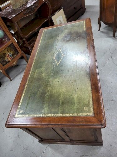 BUREAU PLAT A 9 TIROIRS EN NOYER PLATEAU CUIR