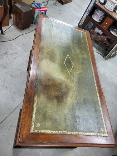 BUREAU PLAT A 9 TIROIRS EN NOYER PLATEAU CUIR