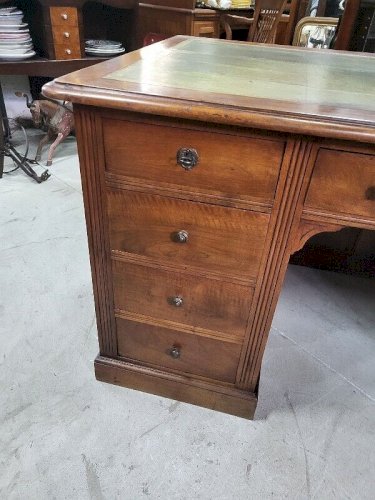 BUREAU PLAT A 9 TIROIRS EN NOYER PLATEAU CUIR