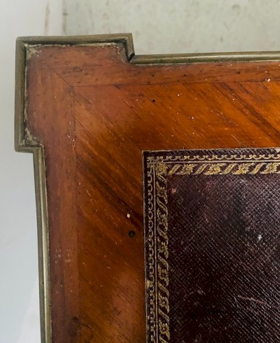 Bureau plat Louis XVI en placage d'acajou et bois de rose XVIII siècle