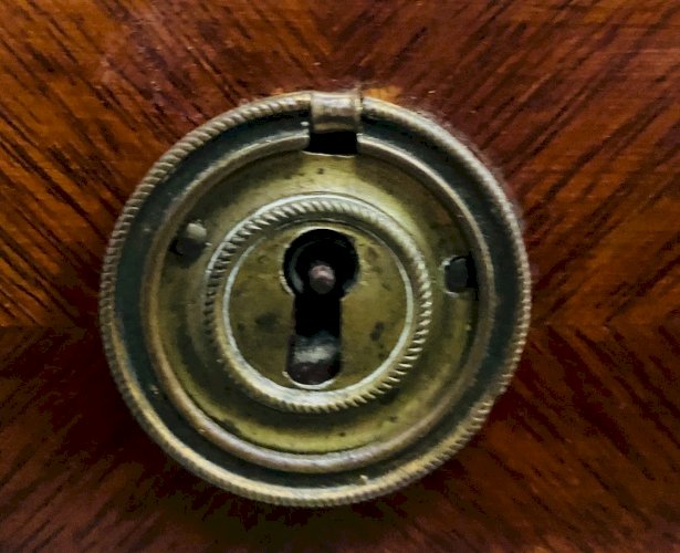 Bureau plat Louis XVI en placage d'acajou et bois de rose XVIII siècle