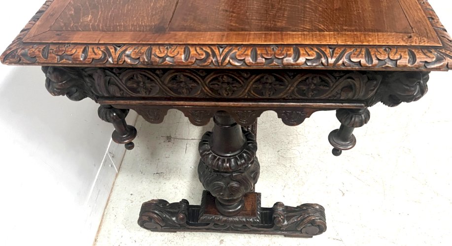 Bureau renaissance en chene sculpté XIX siècle