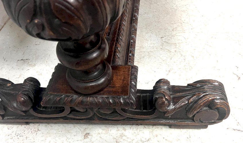 Bureau renaissance en chene sculpté XIX siècle