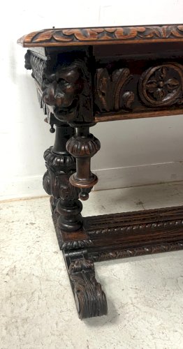 Bureau renaissance en chene sculpté XIX siècle