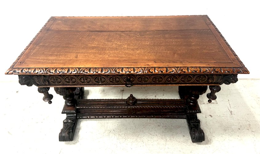 Bureau renaissance en chene sculpté XIX siècle