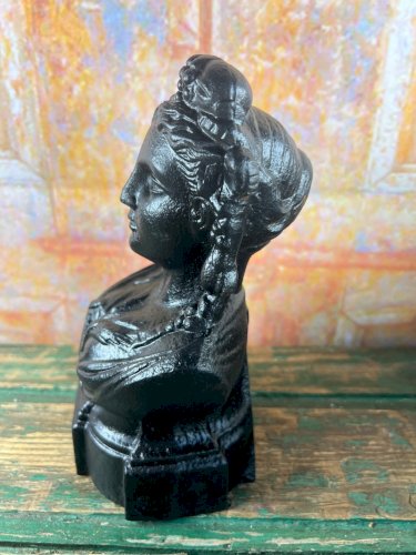 Buste ancien en fonte noire – Sculpture décorative “TERRE” – Style XIXe – 21 cm