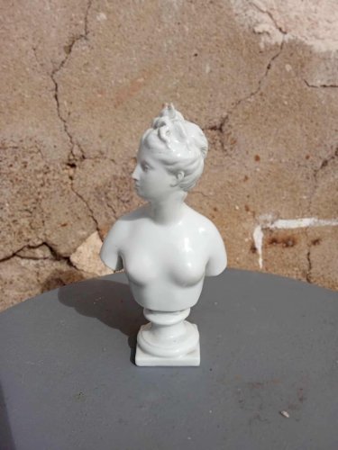 Buste de Diane en porcelaine blanche de Capodimonte.
