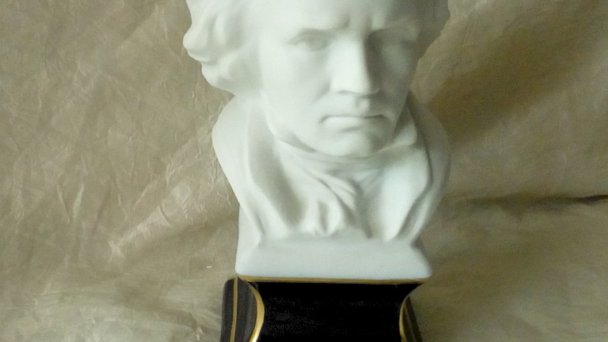 BUSTE EN BISCUIT BEETHOVEN THARAUD SOCLE PORCELAINE DE LIMOGES**