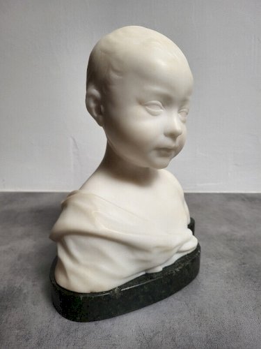 BUSTE EN MARBRE DE CARRARE D'UN JEUNE ENFANT