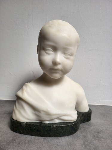 BUSTE EN MARBRE DE CARRARE D'UN JEUNE ENFANT
