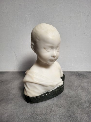 BUSTE EN MARBRE DE CARRARE D'UN JEUNE ENFANT