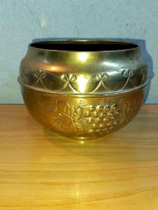 cache pot ancien en laiton à decor floral en bon etat general