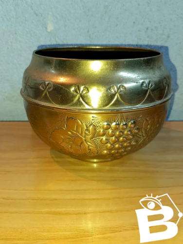 cache pot ancien en laiton à decor floral en bon etat general