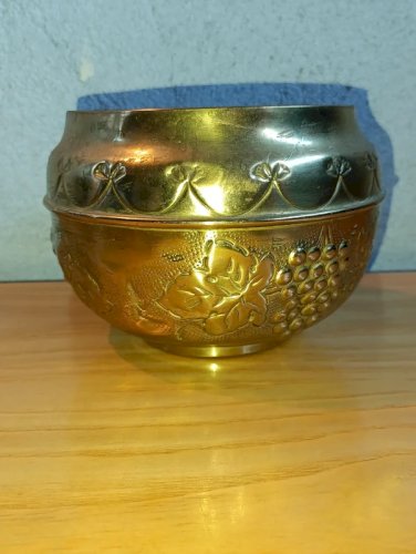 cache pot ancien en laiton à decor floral en bon etat general