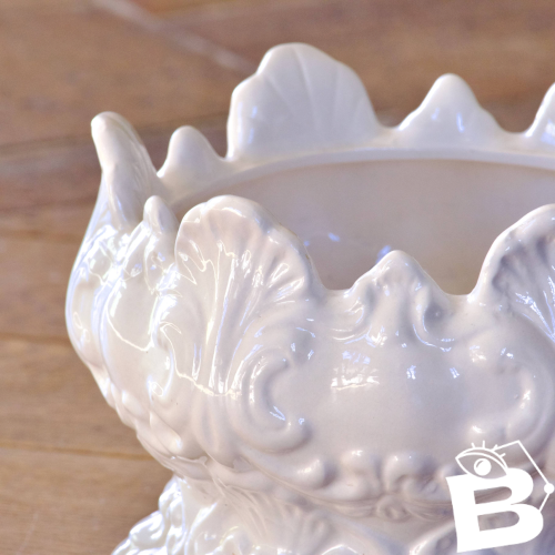 Cache-pot antique, XIXe siècle de 1873, en faïence décor baroque